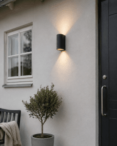 Tor Duo Antrasitt utendørslampe Fra Lampan - Lampan lyser fint ner och upp p&aring; v&auml;ggen och skapar en h&auml;rlig atmosf&auml;r.