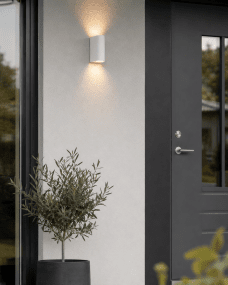 Tor Duo Hvit utendørslampe Fra Lampan - Lampan lyser fint ner och upp p&aring; v&auml;ggen och skapar en h&auml;rlig atmosf&auml;r.