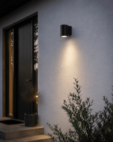 Oden Single Svart utendørslampe Fra Lampan - Lampan lyser fint ner p&aring; v&auml;ggen och skapar en h&auml;rlig atmosf&auml;r.