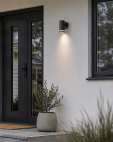 Cylinder Antrasitt utendørslampe Fra Lampan - Lampan lyser fint ner p&aring; v&auml;ggen och skapar en h&auml;rlig atmosf&auml;r.