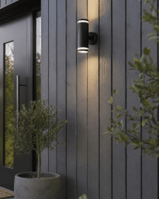 Cylinder Duo Svart utendørslampe Fra Lampan - Lampan lyser fint b&aring;de upp och ner p&aring; v&auml;ggen.
