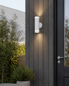 Cylinder Duo Hvit utendørslampe Fra Lampan - Lampan lyser fint b&aring;de upp och ner p&aring; v&auml;ggen.