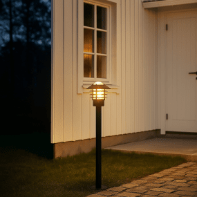 Ystad 100cm Svart pullerter Fra Nordic Lighting - Ystad er en klassisk pullert i sort rustfritt st&aring;l med klare glasselementer.