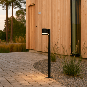 Karlshamn 80cm Svart pullerter Fra Nordic Lighting - Karlshamn er en klassisk pullert laget av svart aluminium.