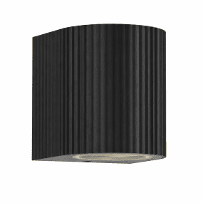 Freja Single Svart utendørslampe Fra Lampan - Laget av svartlakkert metall med en dekorativ ribbestruktur som gir lampen et livlig og eksklusivt utseende.