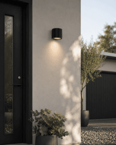 Freja Single Svart utendørslampe Fra Lampan - Laget av svartlakkert metall med en dekorativ ribbestruktur som gir lampen et livlig og eksklusivt utseende.