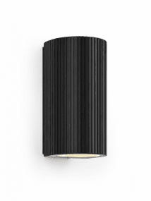 Freja Duo Svart utendørslampe Fra Lampan - Lyset rettes b&aring;de oppover og nedover og skaper en vakker lyseffekt som fremhever fasaden og gir et innbydende inntrykk.