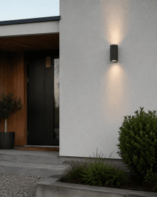Freja Duo Antrasitt utendørslampe Fra Lampan - Lyset rettes b&aring;de oppover og nedover og skaper en vakker lyseffekt som fremhever fasaden og gir et innbydende inntrykk.