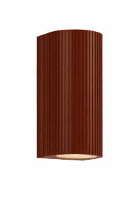 Freja Duo Rust utendørslampe Fra Lampan - Lyset rettes b&aring;de oppover og nedover og skaper en vakker lyseffekt som fremhever fasaden og gir et innbydende inntrykk.