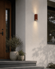 Freja Duo Rust utendørslampe Fra Lampan - Lyset rettes b&aring;de oppover og nedover og skaper en vakker lyseffekt som fremhever fasaden og gir et innbydende inntrykk.