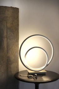 Loop 37cm Stål bordlampe Fra Aneta Lighting - Integrert 14W LED som kan dimmes med en 3-trinns dimmer p&aring; lampefoten.