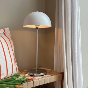 Lago 55cm Krom bærbar Fra Dyberg Larsen - Den kan anv&auml;ndas b&aring;de inomhus och utomhus och har en batteritid p&aring; upp till &aring;tta timmar per laddning.