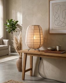 Delino Beige Fra By Rydéns - Delino er en stilig gulvlampe som kombinerer naturlige materialer med et mykt og tidl&oslash;st design.
