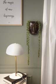 Bonnet 40cm Hvit Fra Leitmotiv - Den hvite skjermen sammen med elegante messingdetaljer skaper et stilig og trendy uttrykk, mens lampen sprer et varmt og behagelig lys.