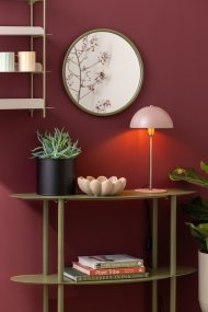 Bonnet 40cm Rosa Fra Leitmotiv - Den pudderrosa skjermen sammen med elegante messingdetaljer skaper et stilig og trendy uttrykk, mens lampen sprer et varmt og behagelig lys.