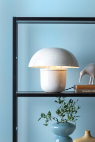 Mushroom 25cm Hvit bordlampe Fra Leitmotiv - Perfekt som en dekorativ detalj i hjemmet, samtidig som den fungerer som et praktisk lyspunkt.