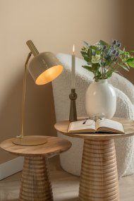 Smart 56cm Beige skrivebordslampe Fra Leitmotiv - Den skinnende, emaljerte overflaten i en myk beige skjerm sammen med elegante gulldetaljer gir lampen et unikt og iøynefallende uttrykk.