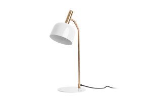 Smart 56cm Hvit skrivebordslampe Fra Leitmotiv - Den skinnende, emaljerte overflaten i hvitt sammen med elegante gulldetaljer gir lampen et unikt og iøynefallende uttrykk.