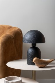 Boaz Mini 30cm Svart Fra Leitmotiv - Den svarte finishen har en strukturert, nesten keramikklignende overflate som gir lampen et mykt og livlig uttrykk.