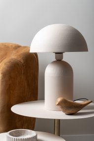 Boaz 43cm Beige Fra Leitmotiv - Den beige finishen har en strukturert, nesten keramikklignende overflate som gir lampen et mykt og livlig uttrykk.