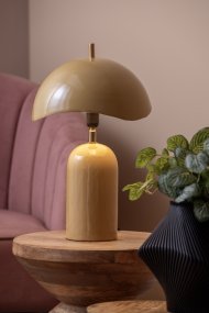 Querido 40cm Gul bordlampe Fra Leitmotiv - Laget av metall med en blank honninggul finish og detaljer i gullfinish, vil den være et stilig tilskudd til hjemmet ditt.