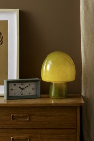 Gozar 27cm Grønn bordlampe Fra Leitmotiv - Gozar er en stilig bordlampe i glass med en dyp grønn skjerm som gir en varm og innbydende glød.