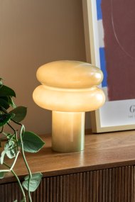 Incesante 24cm Grønn bordlampe Fra Leitmotiv - Incesante er en skulpturell bordlampe laget utelukkende av glass med en dyp grønn skjerm som gir et varmt og stemningsfullt lys.