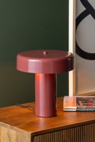 Riqueza Palo 26cm Burgunder bordlampe Fra Leitmotiv - Riqueza Palo er en stilig bordlampe laget av metall med en blank overflate i en burgunderfarge.