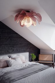 Lou Lou Ø80 Rosa plafond Fra By Rydéns - Lou Lou blir ikke bare en lyskilde, men også et kunstverk i hjemmet ditt, og dens tilpassbare stil gjør den til en perfekt interiørdetalj for å skape en unik atmosfære.