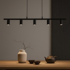 Lucy 115cm Matt svart Taklampe Fra Belid - Lucy er en moderne line&aelig;r pendel med 5 spotlights, laget for &aring; passe over et kj&oslash;kken.