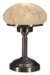 August 28cm Antikk messing bordlampe Fra Aneta Lighting - Med sitt klassiske design i antikk metall og en vakker alabastlignende nyanse sprer den et varmt og behagelig lys som skaper en innbydende atmosfære i ethvert rom.