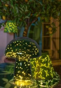 Mushroom 35cm Grønn bordlampe Fra Pixie Design - Den er utstyrt med en timer og en praktisk 5-trinns dimmer for &aring; justere lyset etter behov, noe som gj&oslash;r den perfekt for b&aring;de arbeidsbelysning og koselig kveldsbelysning.