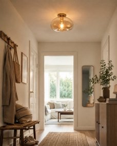 Munc Ø28 Rav plafond Fra Lampan - Munc er en elegant taklampe som kombinerer glass og metall i et mykt og stilig design.
