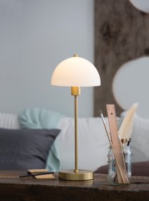 Vienda 48cm Messing bordlampe Fra Herstal - Vienda bordlampe med sitt klassiske og elegante design, gj&oslash;r at lampen kan brukes i hjemmet i mange &aring;r.