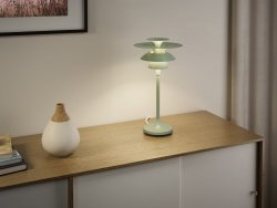 Picasso 35cm Myk salvie bordlampe Fra Belid - Fargene gifter seg meget behagelig med naturlige interiørstiler, men også mer grafiske interiørstiler, hvor man ønsker en passende fremtoning av interiørdetaljene.