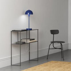 Vienda 48cm Mørk denim Fra Herstal - Vienda bordlampe med sitt klassiske og elegante design, gj&oslash;r at lampen kan brukes i hjemmet i mange &aring;r.