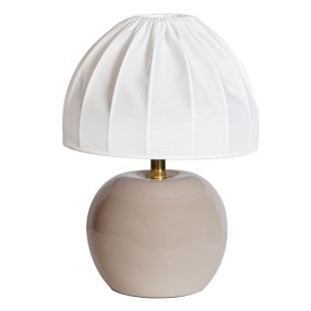 Peach 27cm Beige bordlampe Fra Cottex - Den hvite tekstilskjermen med et vakkert plissert design skaper en fin kontrast til den jordn&aelig;re basen og sprer et mykt og behagelig lys.