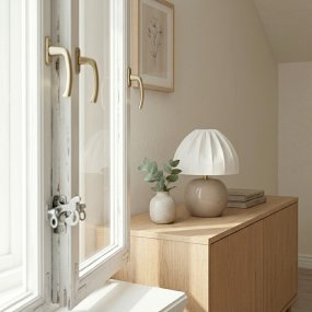 Peach 27cm Beige bordlampe Fra Cottex - Den hvite tekstilskjermen med et vakkert plissert design skaper en fin kontrast til den jordn&aelig;re basen og sprer et mykt og behagelig lys.