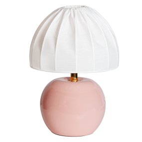 Peach 27cm Rosa bordlampe Fra Cottex - Den hvite tekstilskjermen med et vakkert plissert design skaper en fin kontrast til den fargerike foten og sprer et mykt og behagelig lys.