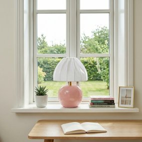 Peach 27cm Rosa bordlampe Fra Cottex - Den hvite tekstilskjermen med et vakkert plissert design skaper en fin kontrast til den fargerike foten og sprer et mykt og behagelig lys.