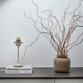Picasso 35cm Nougat bordlampe Fra Belid - Fargene gifter seg meget behagelig med naturlige interi&oslash;rstiler, men ogs&aring; mer grafiske interi&oslash;rstiler, hvor man &oslash;nsker en passende fremtoning av interi&oslash;rdetaljene.