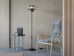 Picasso Ø50 Matt svart gulvlampe Fra Belid - Laget utelukkende av metall, utstr&aring;ler den b&aring;de styrke og holdbarhet, mens den slanke formen p&aring; 149 cm gir et moderne og sofistikert uttrykk.