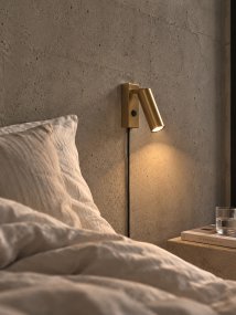 Pipeline Messing leselampe Fra Herstal - Lampen sprer et godt og rettet lys, noe som gj&oslash;r den perfekt som nattbordslampe eller som funksjonell belysning i andre deler av hjemmet.