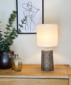 Bodil 47cm Brun bordlampe Fra Aneta Lighting - Bodil er en lampe som ikke bare gir behagelig belysning med sin beige nyanse, men også &auml; er en stilig interiørdetalj.
