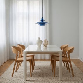 Primus I Ø43 Blå Taklampe Fra Belid - Det ikoniske designet stammer fra 1980-tallet og kjennetegnes av sine karakteristiske skjermer som gir et behagelig og blendfritt lys.