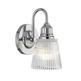Addison Ø13 Polert krom baderomslampe Fra Elstead Lighting - Legg til stil på badet ditt med denne elegante vegglampen med IP44-klassifisering, noe som gjør den trygg å bruke i fuktige omgivelser.