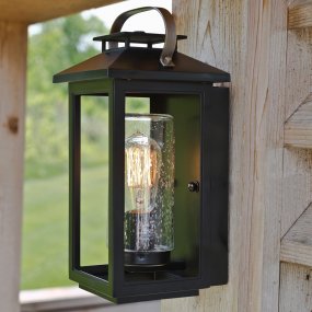 Atwater 35cm Svart Fra Elstead Lighting - Med IP44-klassning &auml;r Atwater skyddad mot fukt och v&auml;derp&aring;verkan, vilket g&ouml;r den till en elegant och l&aring;ngvarig l&ouml;sning f&ouml;r entr&eacute;er, uteplatser och tr&auml;dg&aring;rdsmilj&ouml;er.