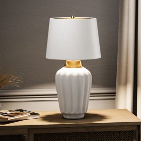 Bexley 56cm Hvit Fra Elstead Lighting - Den levereras med en avsmalnande lampsk&auml;rm i ljus elfenbensf&auml;rgad konstsilke med en m&auml;ssingf&auml;rgad insida, handgjord i Storbritannien.