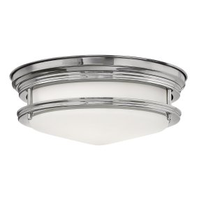 Hadrian Ø30 Krom baderomslampe Fra Elstead Lighting - Den elegante stålkonstruksjonen i kombinasjon med opalglasset gir et mykt og behagelig lys, som skaper en innbydende atmosfære.