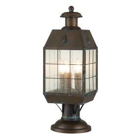 Nantucket 57cm Antikk messing Fra Elstead Lighting - Tillverkad av massiv m&auml;ssing och glas, erbjuder den en robust och elegant konstruktion som &aring;ldras vackert &ouml;ver tid.